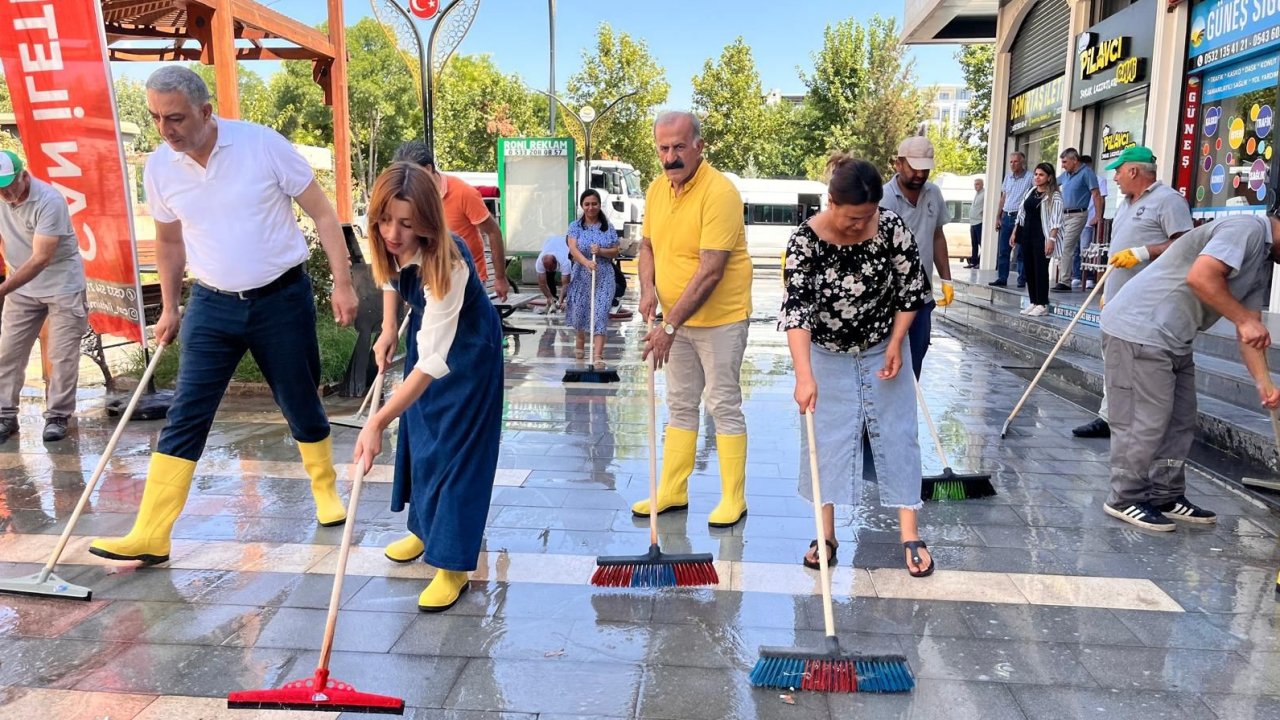 Diyarbakır'da cadde ve sokaklar yıkanarak dezenfekte edildi