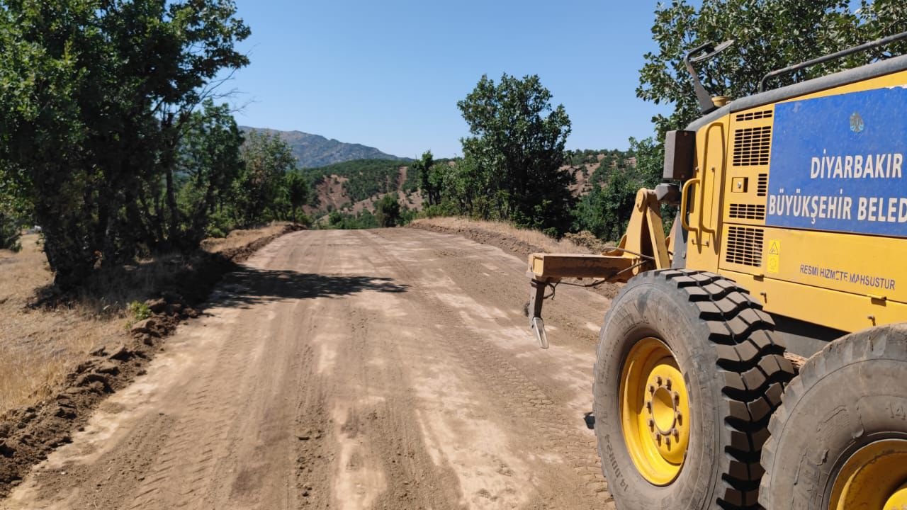 Diyarbakır’ın 10 ilçesinde yol bakım ve onarımı çalışması