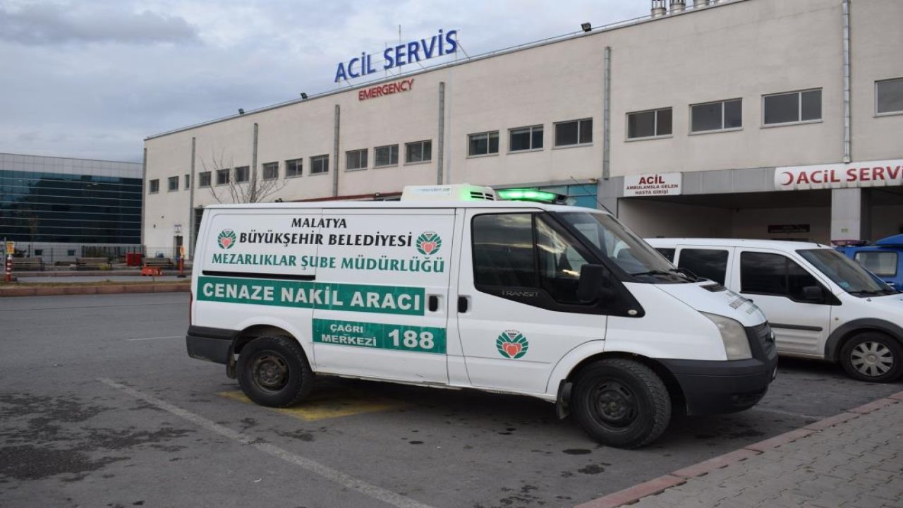 Ambulansın çarptığı kadın kurtarılamadı