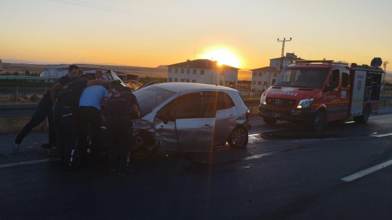 Lastiği patlayan otomobilde şans enseri can kaybı yaşanmadı