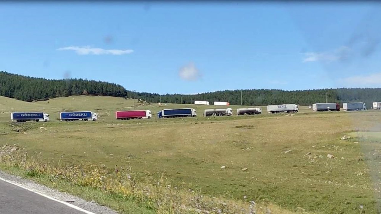 Devrilen TIR yolu kapattı: Kilometrelerce kuyruk oluştu