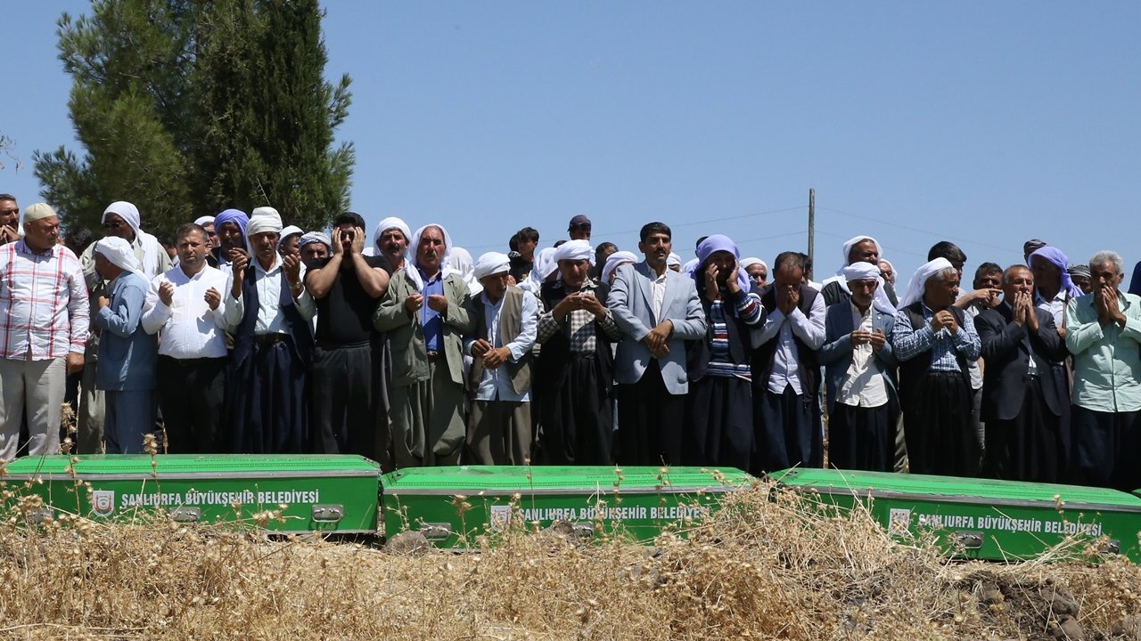 Kazada ölen 3 kardeş, 2 kuzen yan yana defnedildi