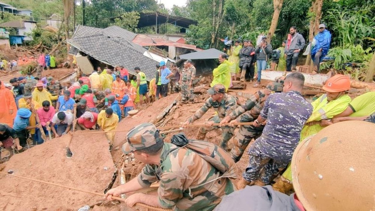 Hindistan’da heyelan: 308 kişi hayatını kaybetti