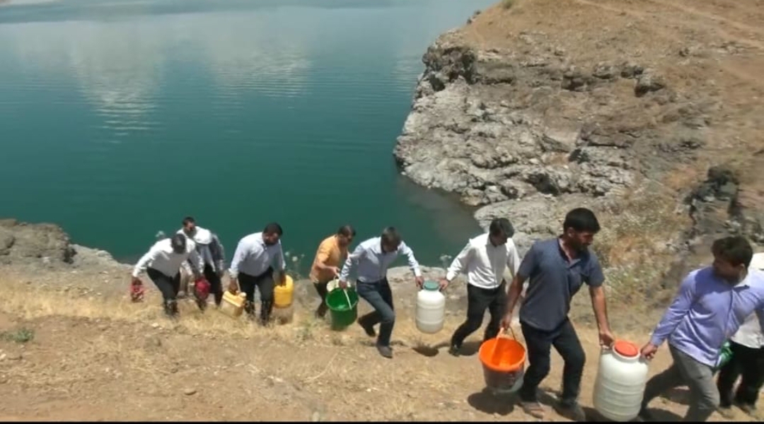 HÜDA PAR’dan susuzluk protestosu: Bidonlarla su taşıdılar