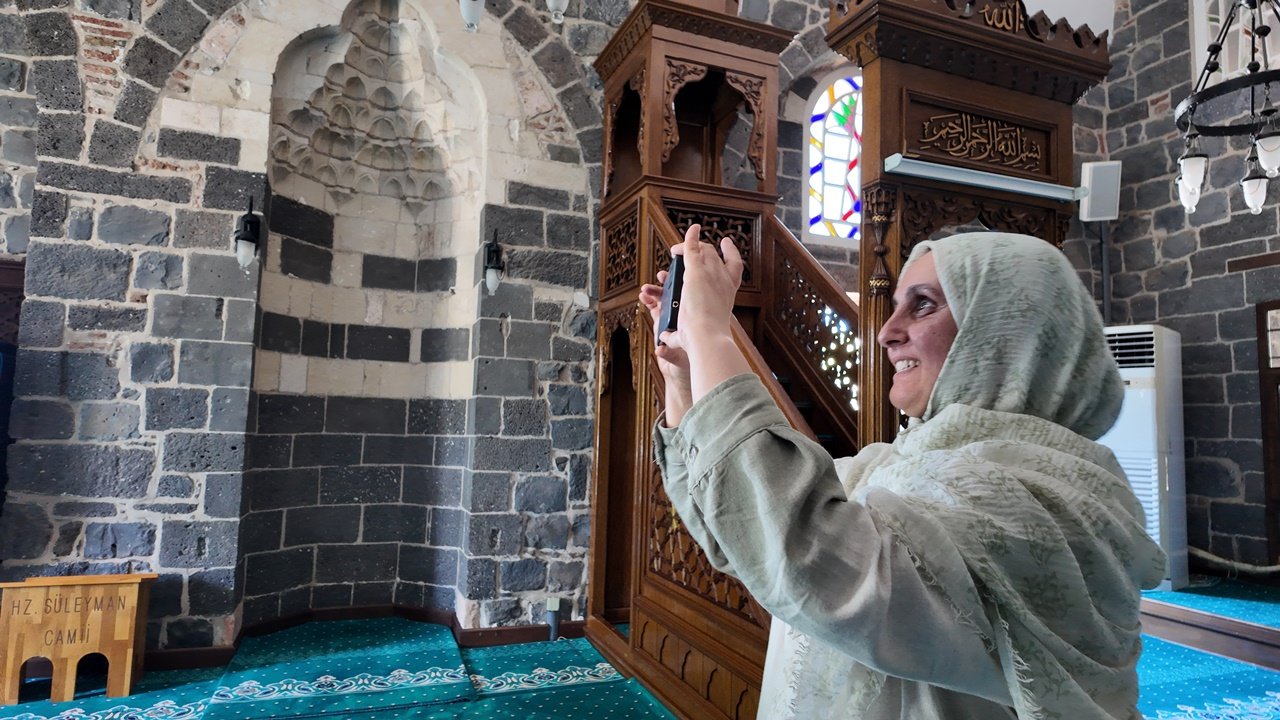 Ücretsiz konaklama hizmeti alan emekliler Diyarbakır’ın tadını çıkarıyor