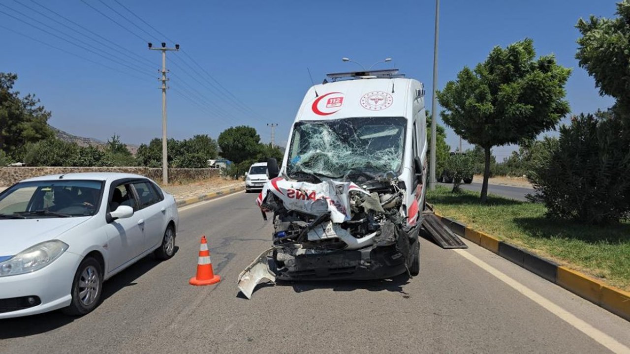 Hasta almaya giden ambulans kaza yaptı:2 yaralı