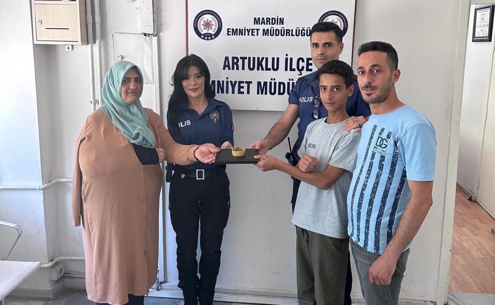 Yolda bulduğu 230 bin liralık altını polise teslim etti