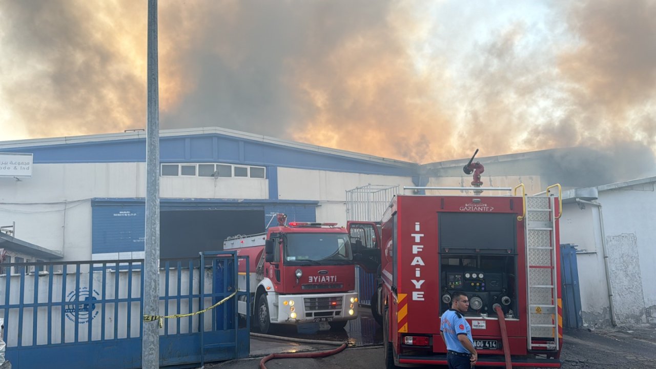 Elyaf fabrikasında yangın çıktı: 2 kişi dumandan etkilendi