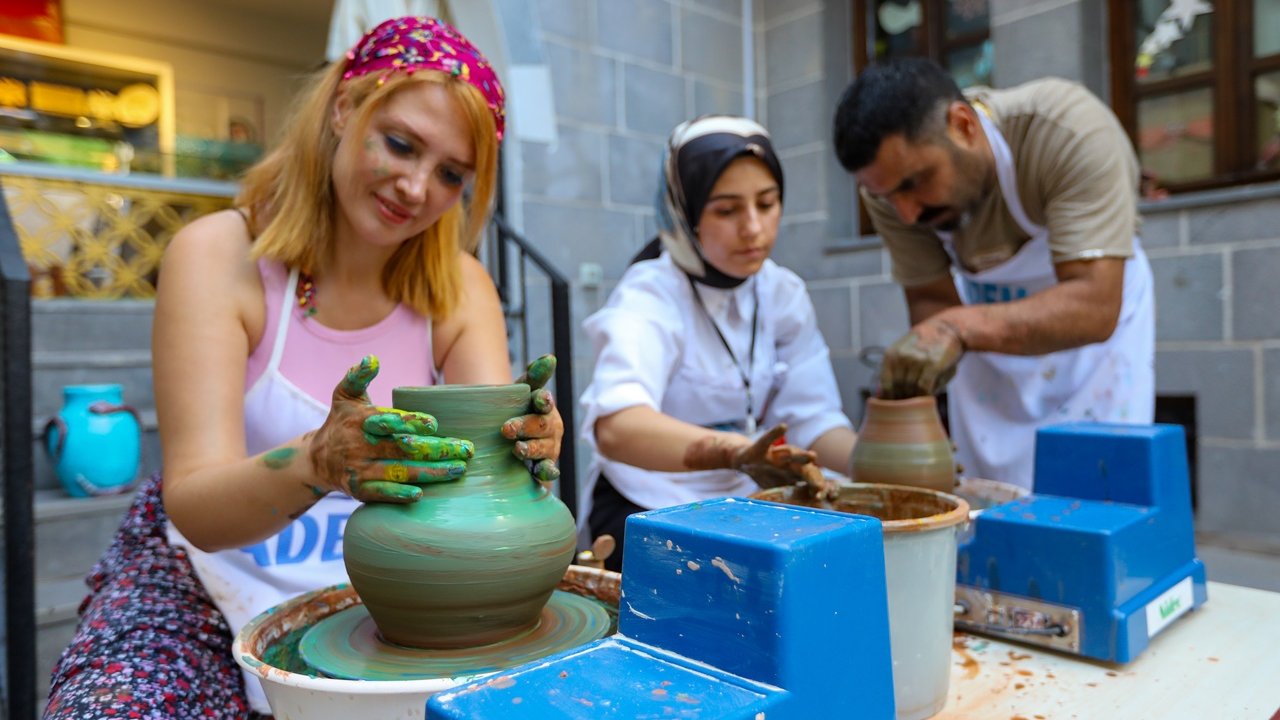 Diyarbakır’ın tarihini küp ve testilere nakşeden kadınlar