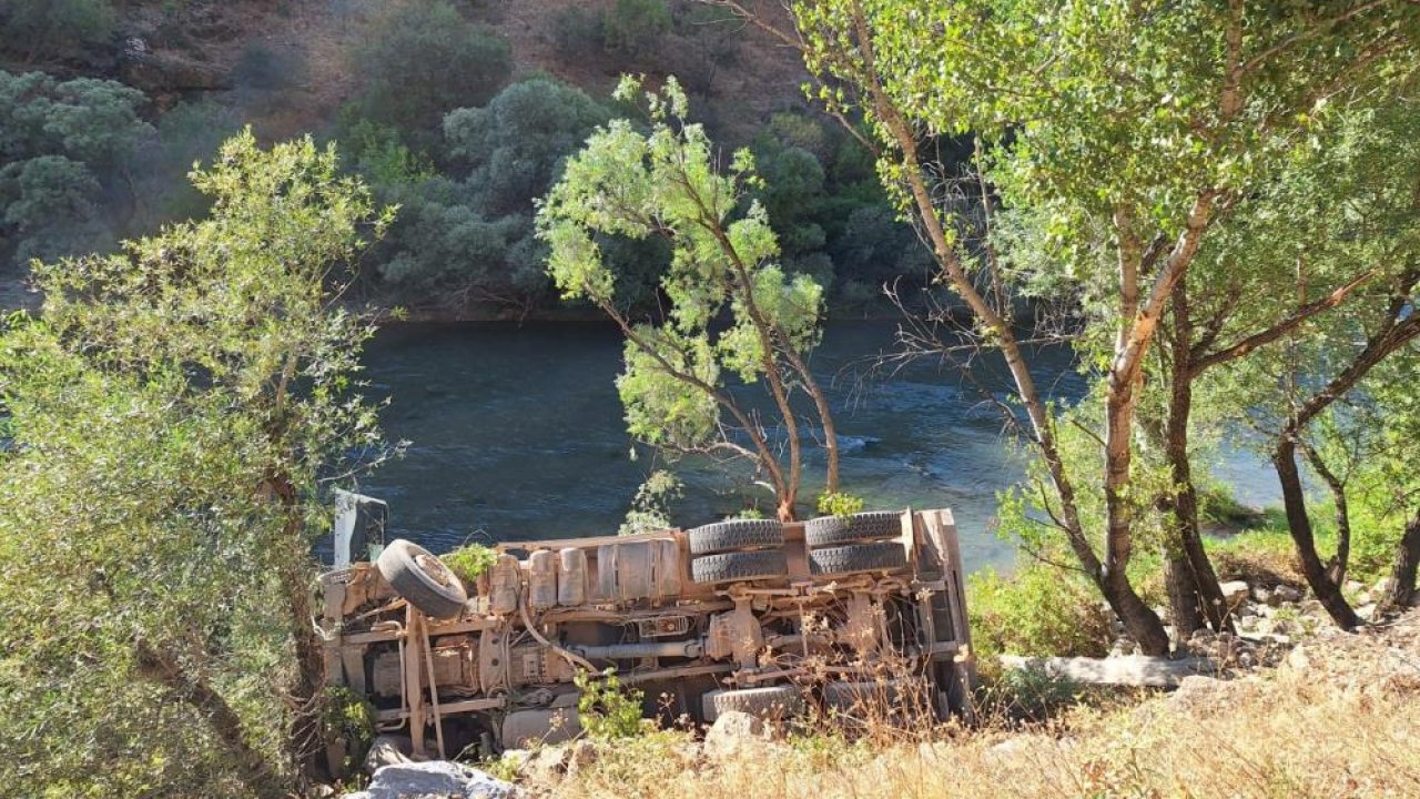 Kamyon şarampole devrildi: 1 yaralı