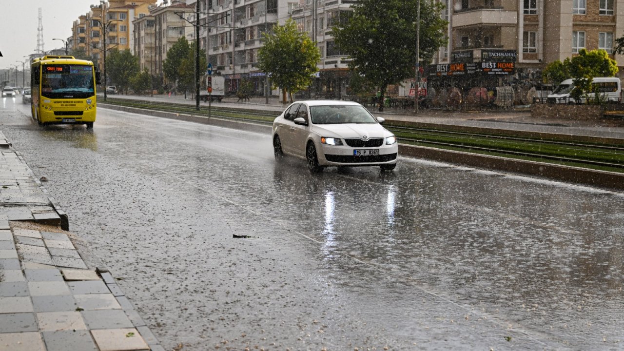 Hava sıcaklığının 40 dereceye yükseldiği o kentte sağanak yağışı etkili oldu