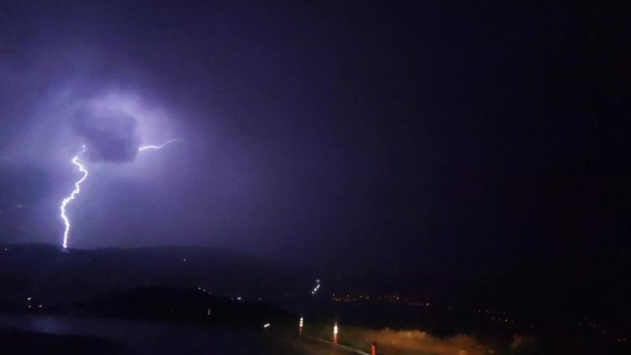 Van’da gece şimşeklerle aydınlandı