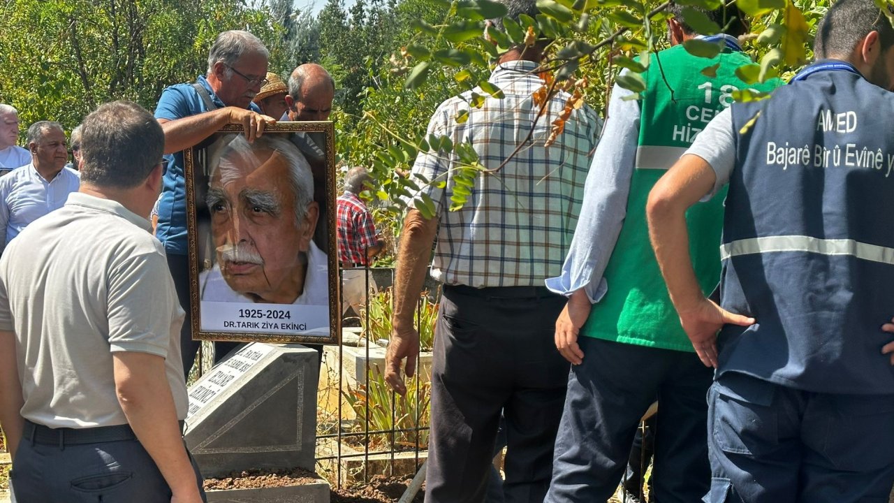 Tarık Ziya Ekinci'nin cenazesi Diyarbakır'da toprağa verildi