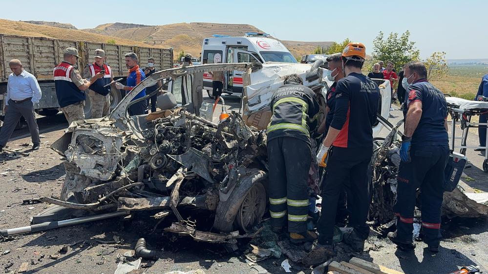 Diyarbakır’dan düğüne giden ailenin aracı TIR ile çarpıştı: 4 ölü