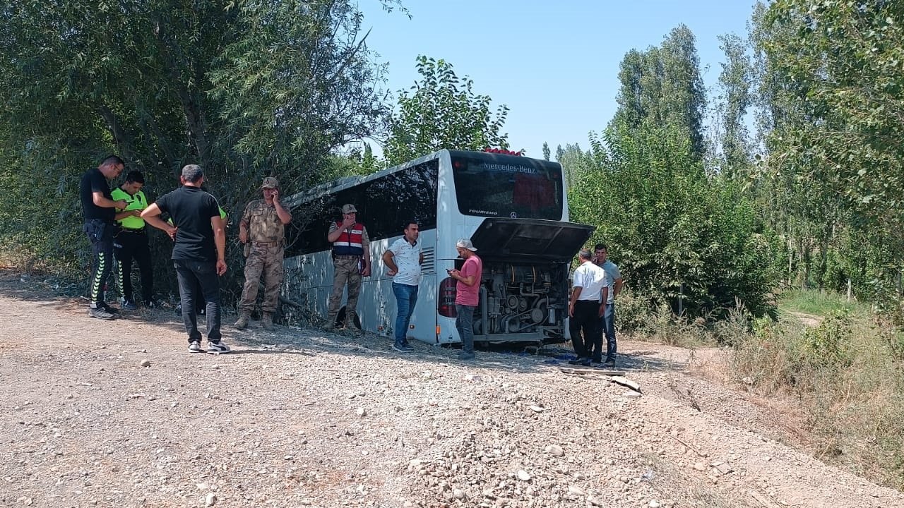 Iğdır’da yolcu otobüsü tarlaya uçtu