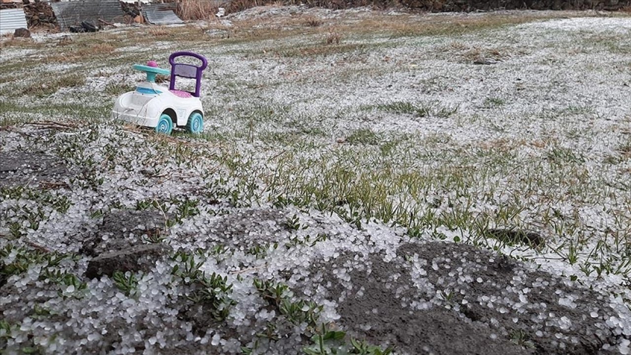 Ardahan’a sağanak ve dolu yağdı