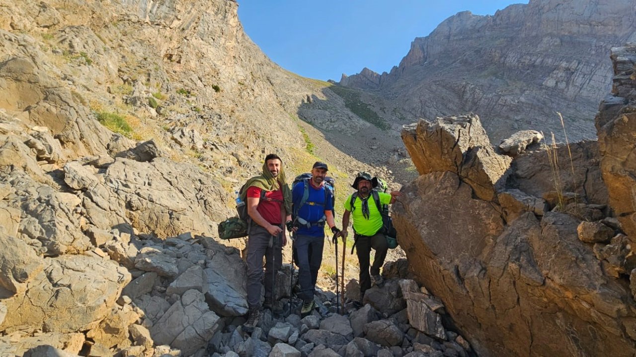 Hakkari’de doğaseverlerden anlamlı zirve: Genç intiharlarına dikkat çekildi