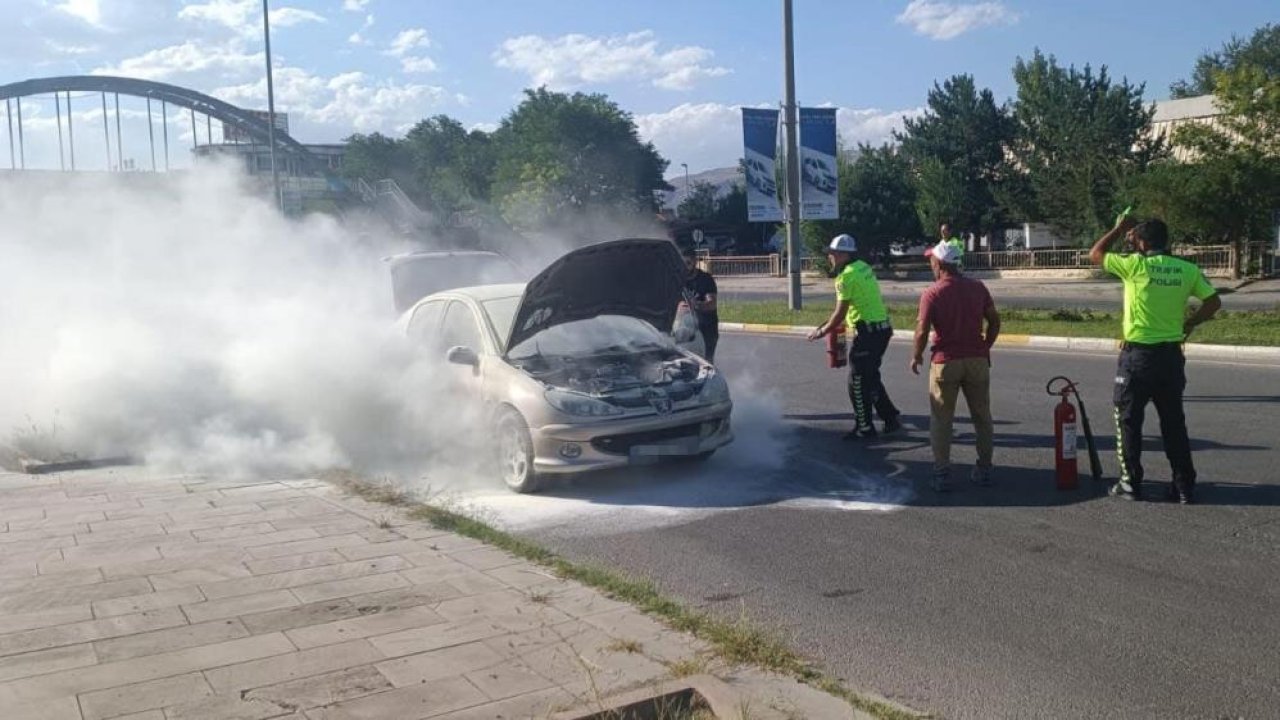 Yanan otomobili polis yangın tüpüyle söndürdü