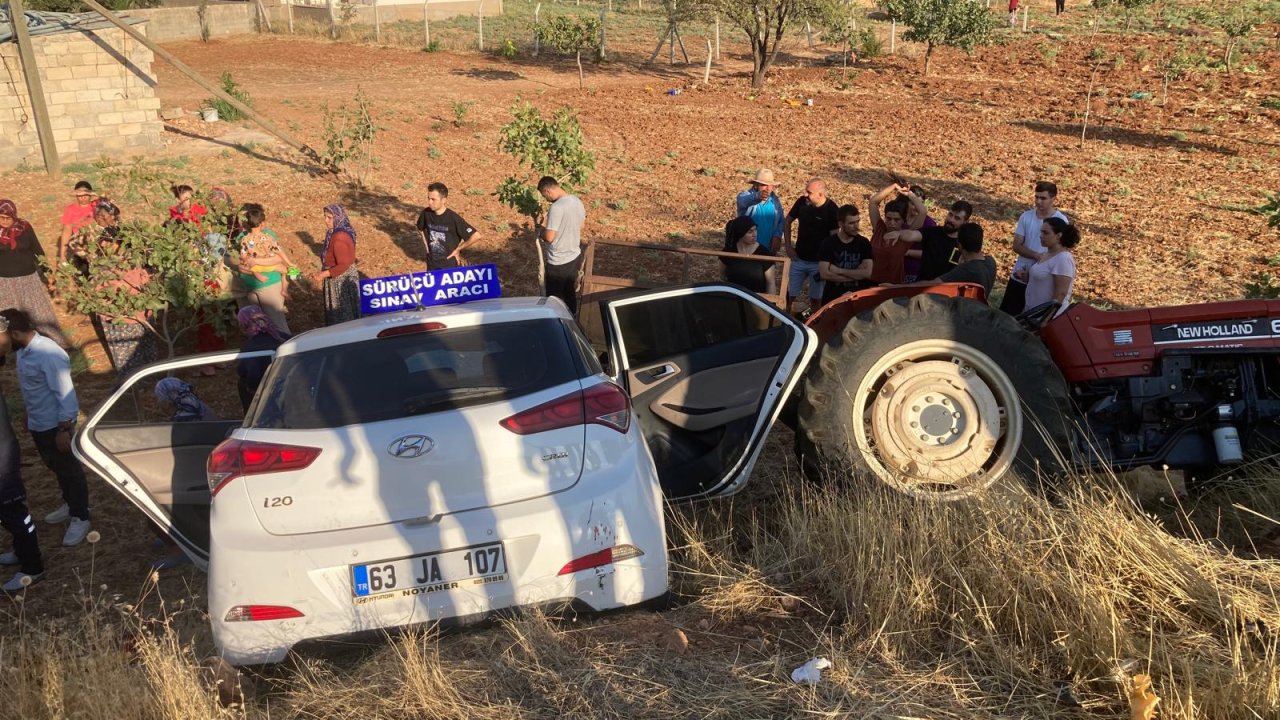 Şanlıurfa’da traktör ile otomobil çarpıştı: 4 kişi yaralandı