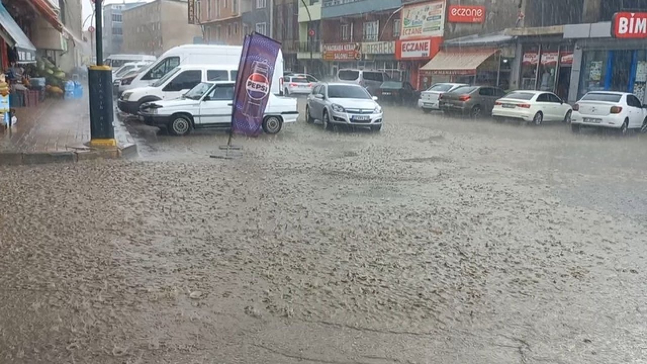 Ağrı’da sağanak sonrası yaşanan sel yaşamı olumsuz etkiledi