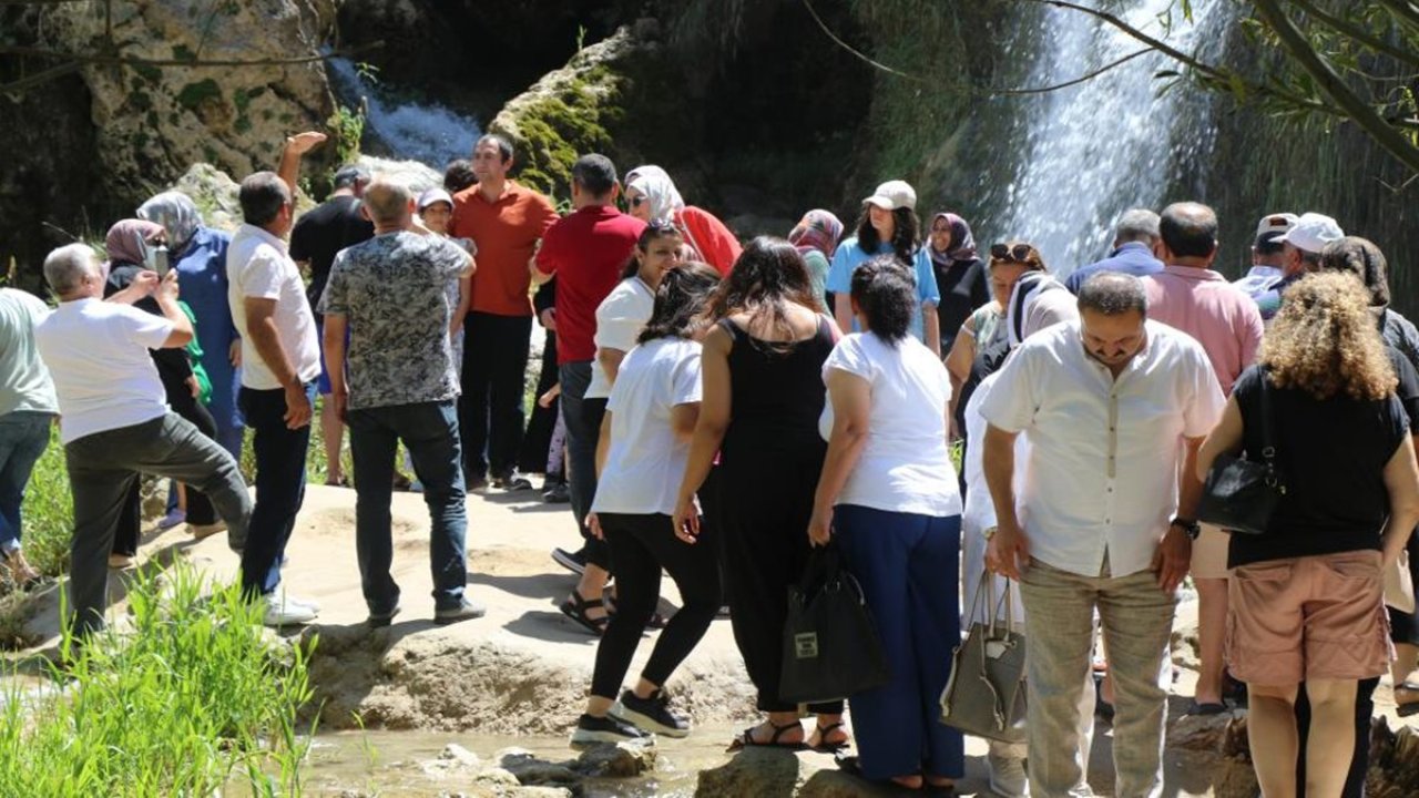 Girlevik Şelalesi yerli ve yabancı turistlerin akınına uğradı