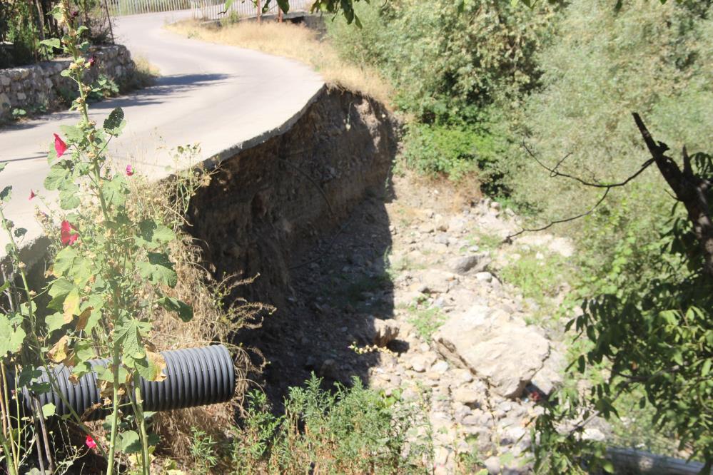 Akarsu toprağı aşındırdı, yol bu hale geldi