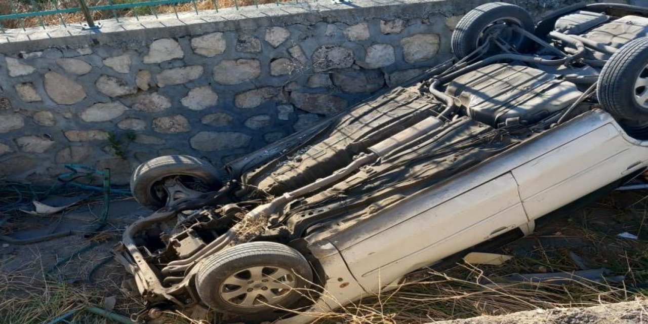 Otomobil ilçe çıkışında su kanalına düştü