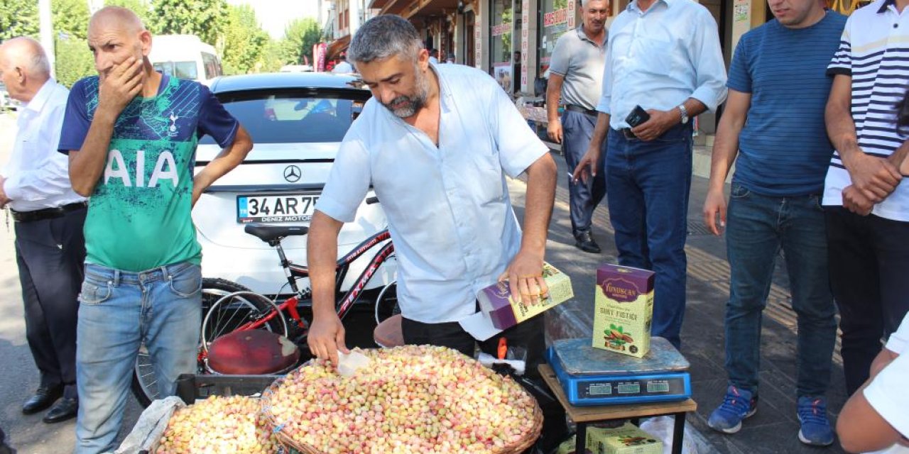 Komşunun yeşil altını tezgahtaki yerini aldı