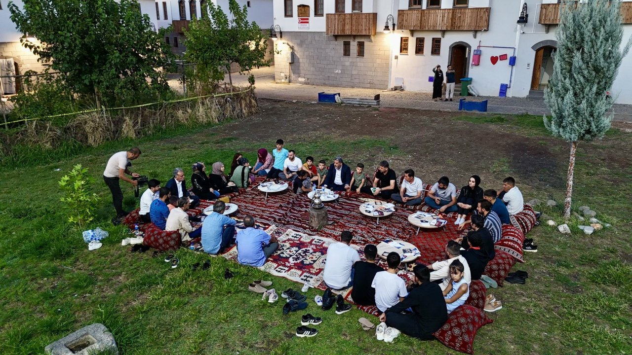 AK Parti Diyarbakır İl Başkanlığı gençlere Sezai Karakoç’un kitaplarını dağıttı