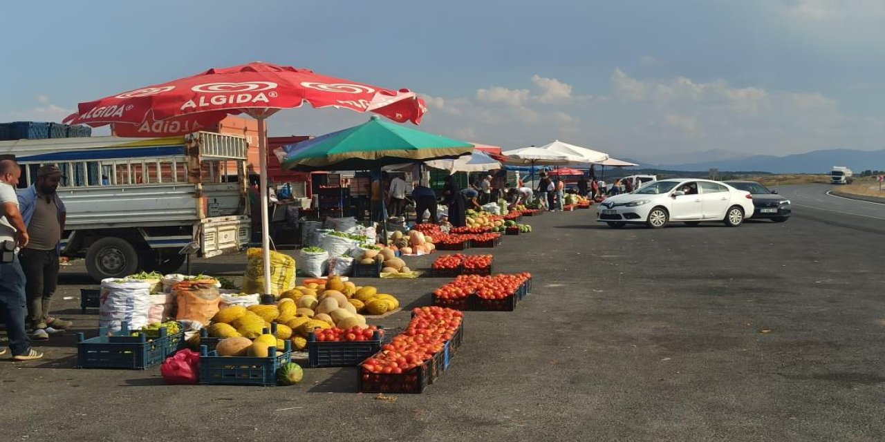 Semt pazarı değil yol kenarı!