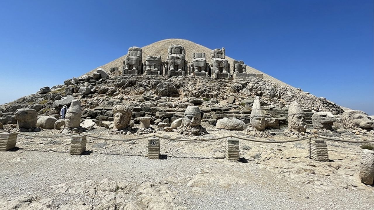 Nemrut Dağı’nda turist yoğunluğu: Aslanlı Horoskop hayranlık verici