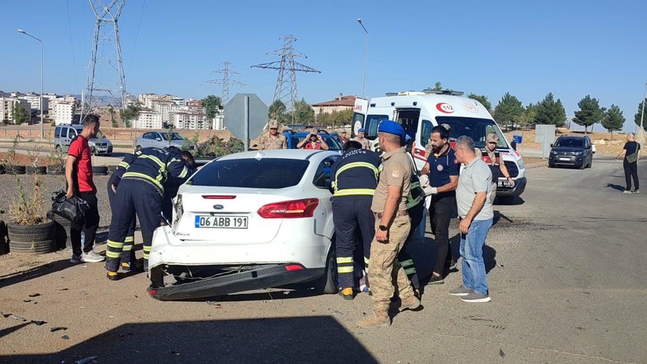 Tırla otomobil çarpıştı: 5 yaralı