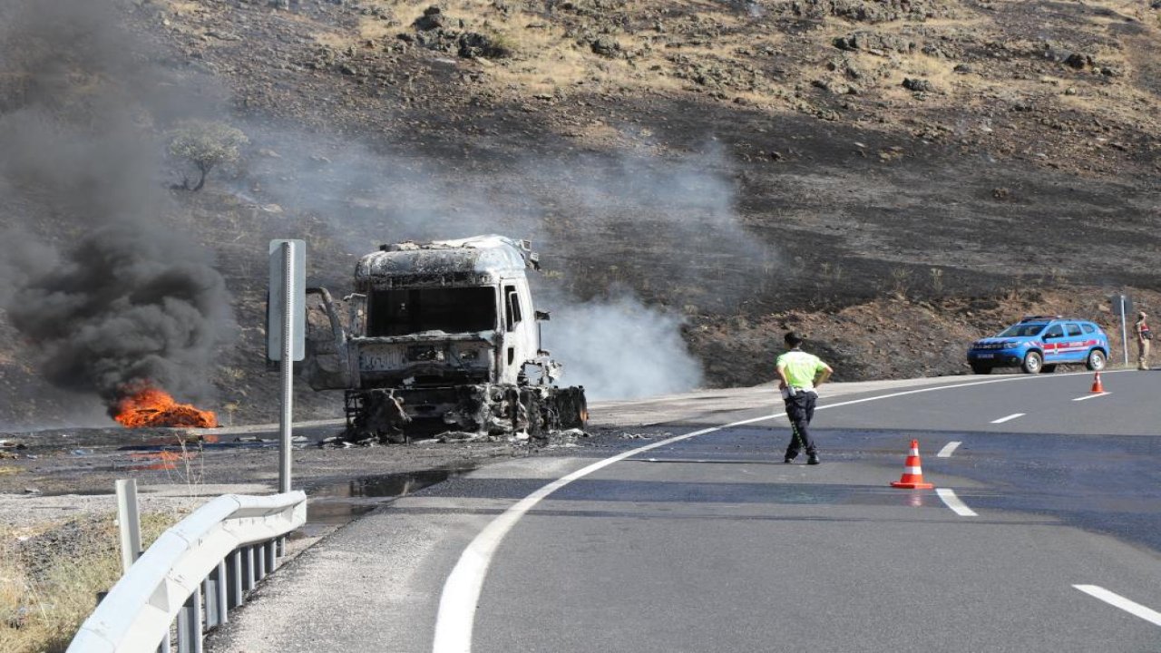 Erzincan’da tır alev aldı: Sürücü şans eseri kurtuldu