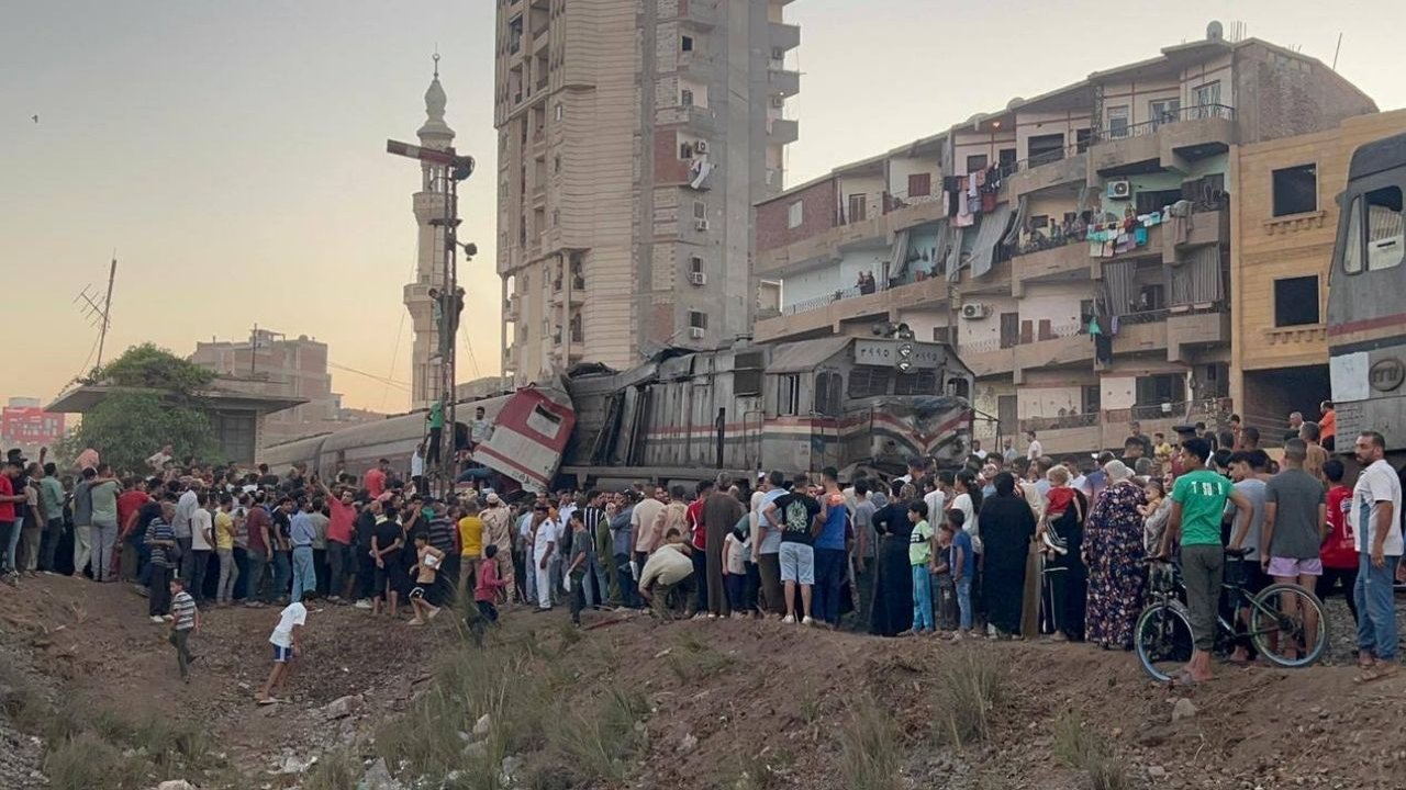 Mısır’da yolcu trenleri çarpıştı: Ölü ve yaralılar var