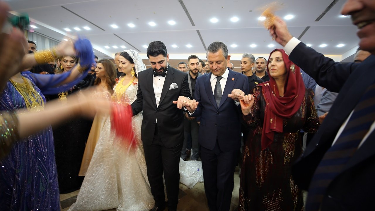 Özgür Özel Mardin'deki düğünde nikah şahidi oldu, halay çekti