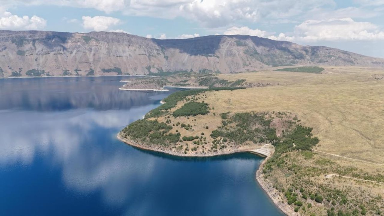 FOTO - Doğa harikası Nemrut Krater Göl’ünde yüzme keyfi