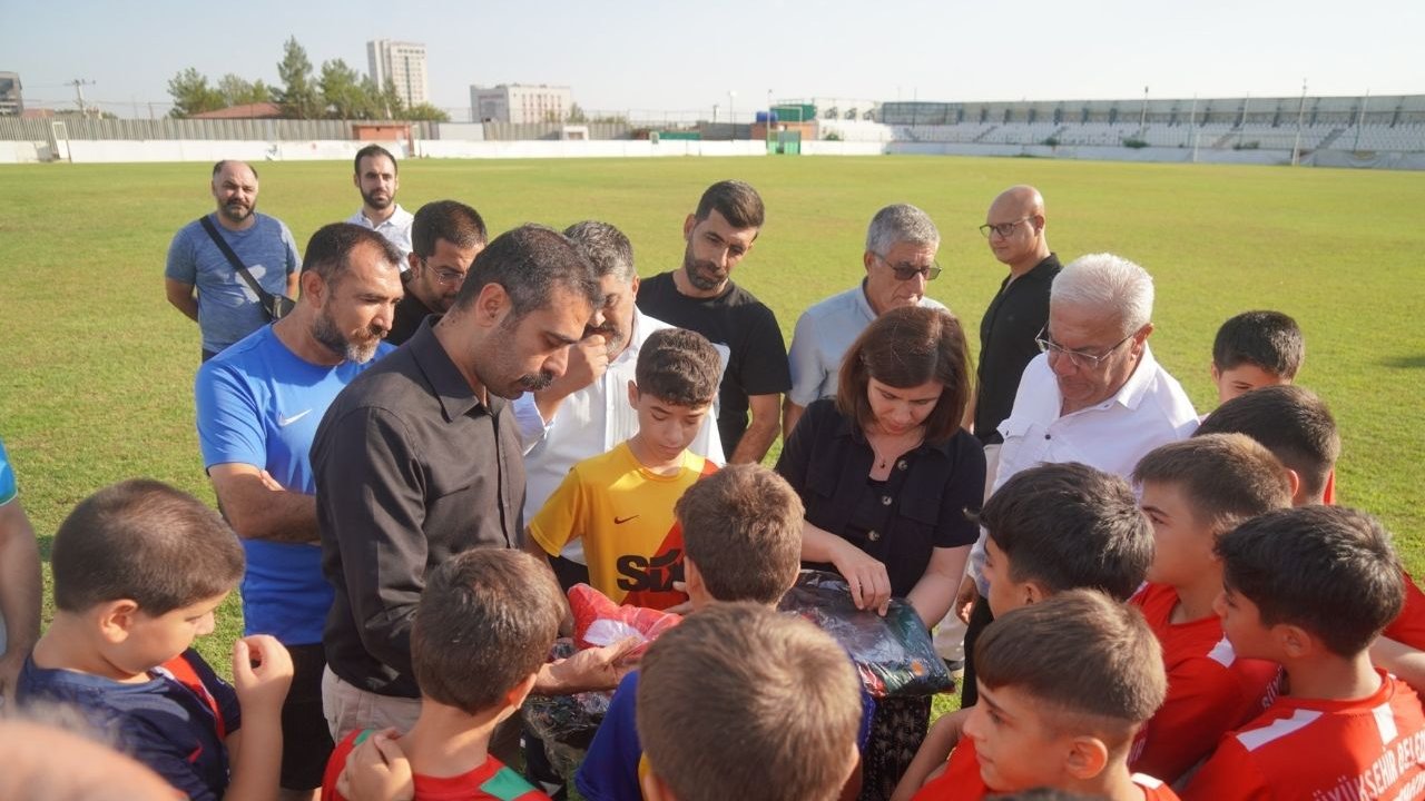 Diyarbakır Büyükşehir’den çocuklara forma hediyesi