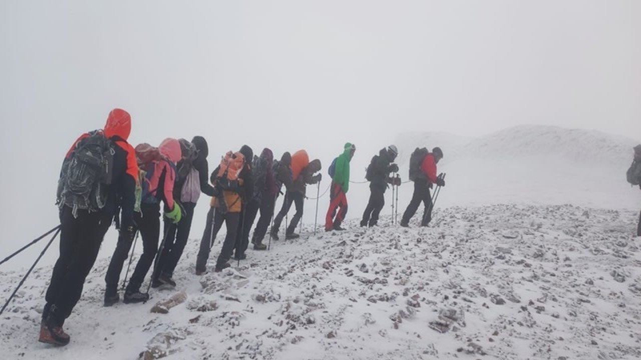 Ağrı Dağı’na tırmanan dağcılar kar ve tipiye yakalandı