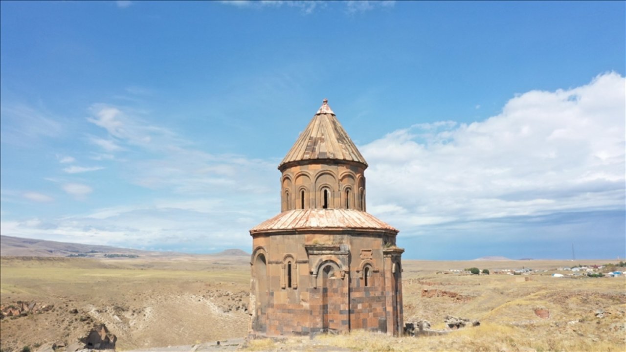 Tarihi kiliseye bilinçsizce yazılan yazılar silinmeye başlandı