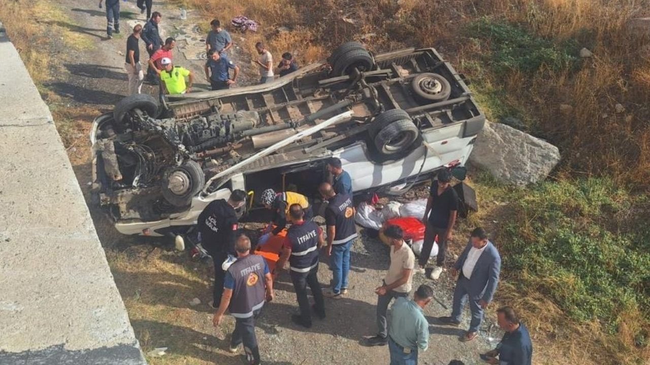 Diyarbakırlı işçileri taşıyan araç Sivas'ta devrildi: Yaralılar var!