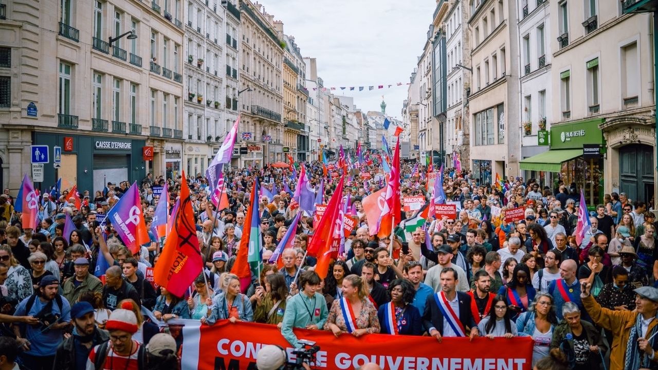 Fransa’da binlerce kişi Macron’u protesto etti