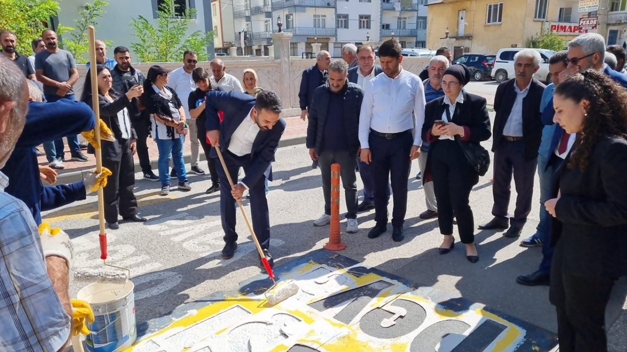 O ilçede silinen Kürtçe yazılar tekrardan yazıldı