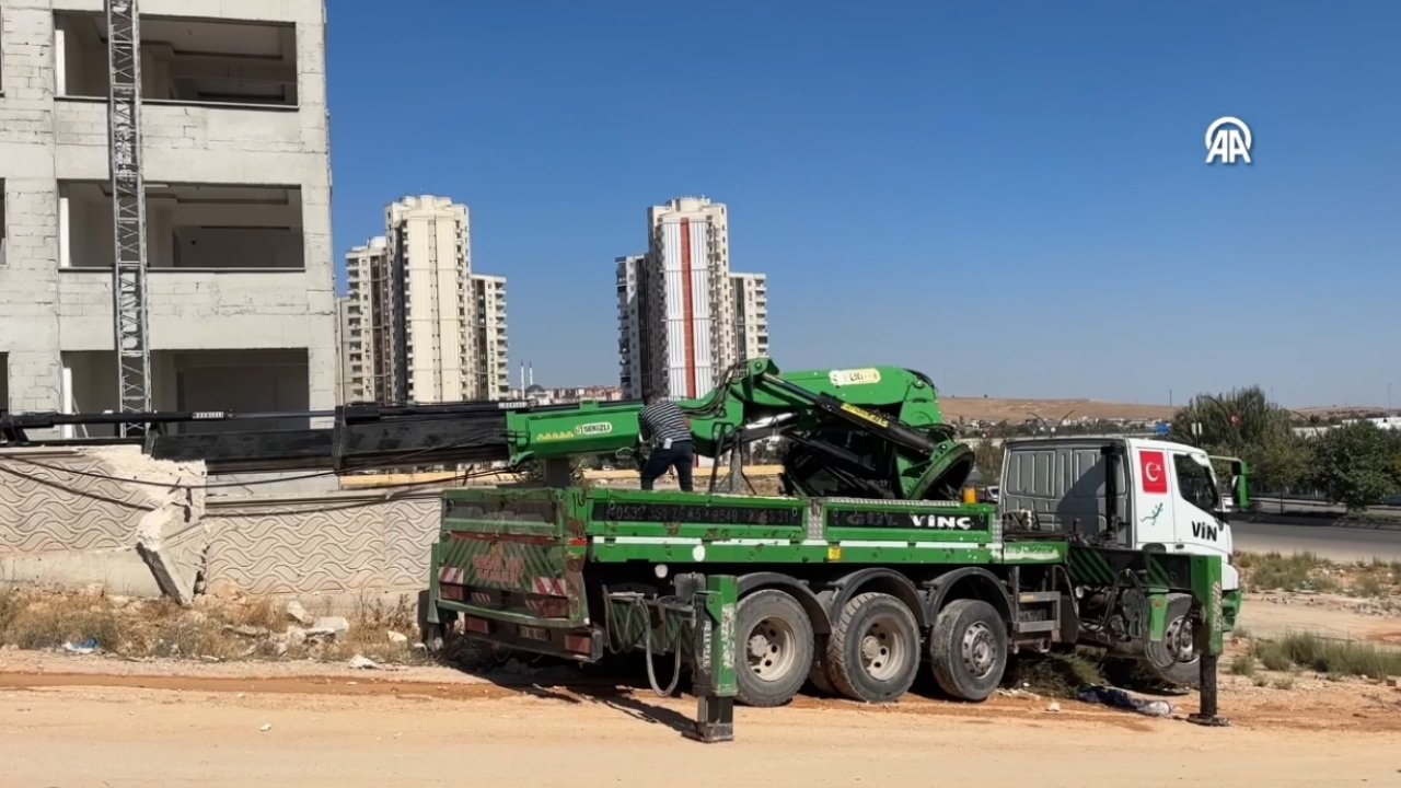 İnşaat işçinin üzerine vinç düştü