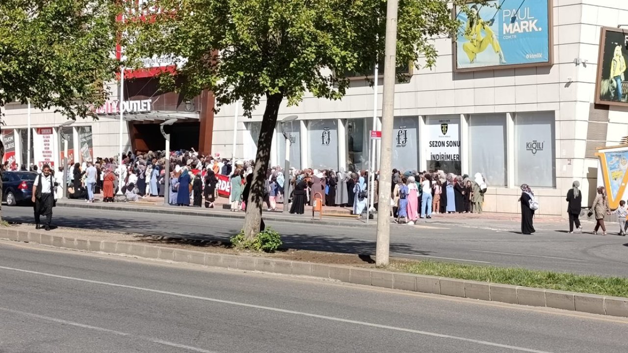 Diyarbakır’da ‘moda’ kuyruğu!