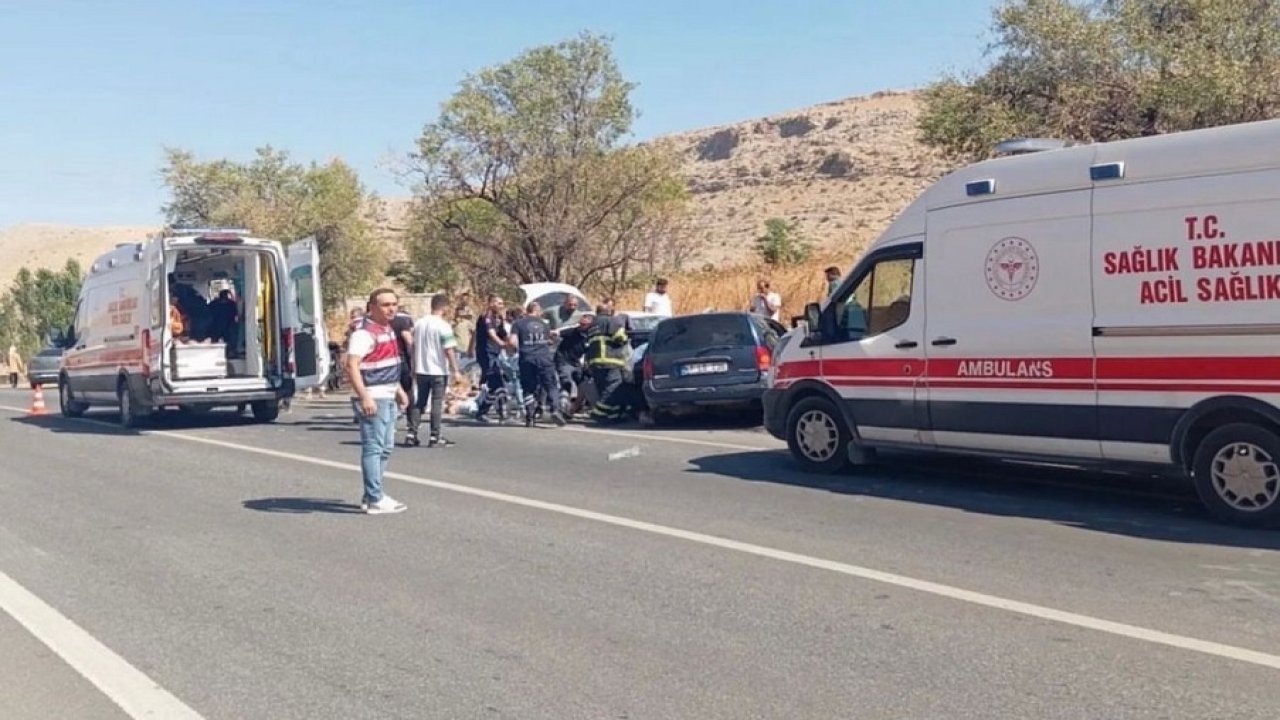 Mardin’de iki otomobil kafa kafaya çarpıştı: 12 kişi yaralandı