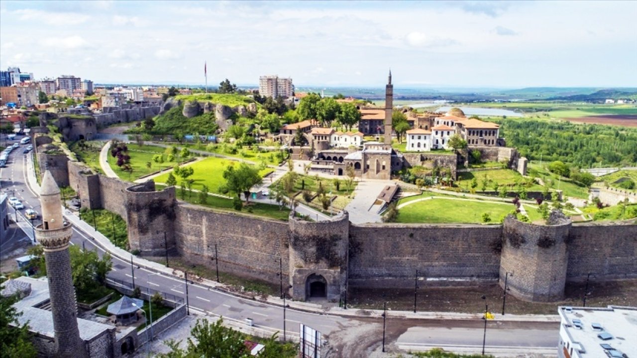 Yağışlar batıya kaydı, Diyarbakır’da bahar havası