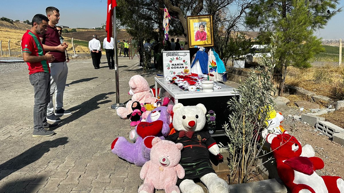 Narin Güran’ın mezarına ziyaretçi akını: Gözyaşını tutamadı