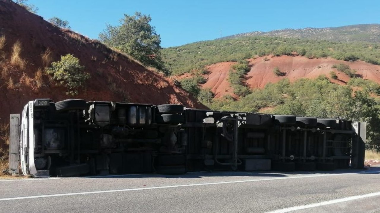 Tunceli’de meşrubat yüklü tır devrildi