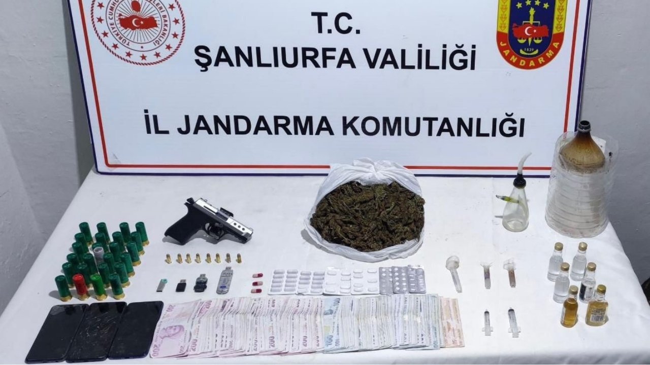 Jandarma çok sayıda silah ve uyuşturucu ele geçirdi