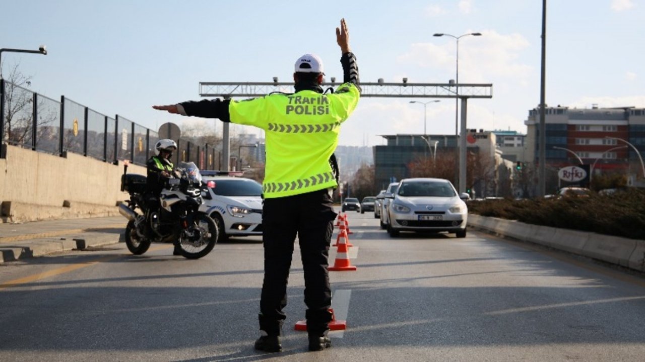 Gaziantep’te motosiklet sürücüsü görevli polise çarparak kaçtı